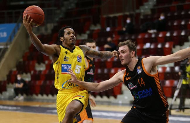 Ludwigsburg , Basketball easyCredit BBL Bundesliga , MHP RIESEN Ludwigsburg vs. Rasta Vechta , von links: Barry Brown ( Riesen ) Philipp Herkenhoff ( Vechta )
