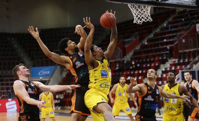 Ludwigsburg , Basketball easyCredit BBL Bundesliga , MHP RIESEN Ludwigsburg vs. Rasta Vechta , von links: Jordan Bernett ( Vechta ) Desi Rodriguez ( Riesen )