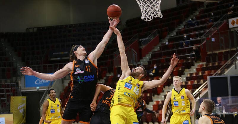 Ludwigsburg , Basketball easyCredit BBL Bundesliga , MHP RIESEN Ludwigsburg vs. Rasta Vechta , von links: Dennis Clifford ( Vechta ) Jonas Wohlfarth-Bottermann ( Riesen )