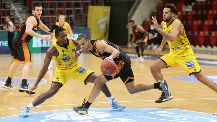Ludwigsburg , Basketball easyCredit BBL Bundesliga , MHP RIESEN Ludwigsburg vs. Rasta Vechta , von links: Jaleen Smith ( Riesen ) Jean Salumu ( Vechta ) Elias harris ( Riesen )
