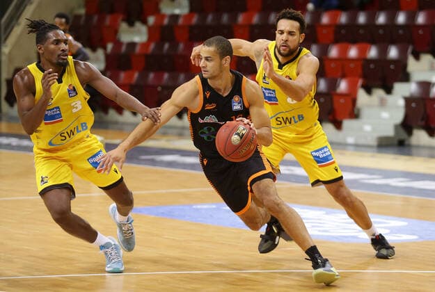 Ludwigsburg , Basketball easyCredit BBL Bundesliga , MHP RIESEN Ludwigsburg vs. Rasta Vechta , von links: Jaleen Smith ( Riesen ) Jean Salumu ( Vechta ) Elias harris ( Riesen )