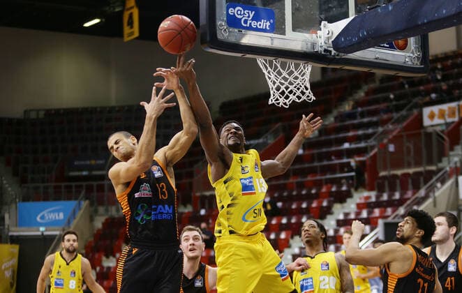 Ludwigsburg , Basketball easyCredit BBL Bundesliga , MHP RIESEN Ludwigsburg vs. Rasta Vechta , von links: Jean Salumu ( Vechta ) Yorman Polas Bartolo ( Riesen )