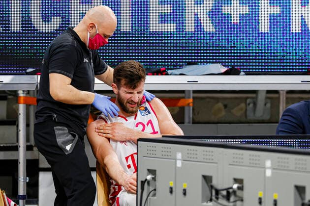 an der rechten Schulter verletzt: 21 Leon Kratzer (Telekom Baskets Bonn) Brose Bamberg - Telekom Baskets Bonn - easyCredit-BBL - Basketball Bundesliga - Basketball Saison 2020 21 - 7. Spieltag, 19.12.2020 Bamberg, Brose Arena ASV-Autoren-Nummer: 4026335 Copyright: DanielxLöb