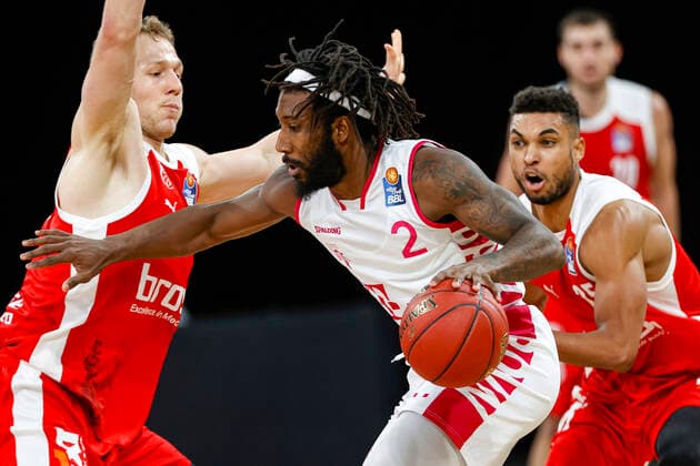 Mitte 02 Xavier Pollard (Telekom Baskets Bonn) links Christian Sengfelder (Brose Bamberg, 43) rechts Kenneth Ogbe (Brose Bamberg, 25) Brose Bamberg - Telekom Baskets Bonn - easyCredit-BBL - Basketball Bundesliga - Basketball Saison 2020 21 - 7. Spieltag, 19.12.2020 Bamberg, Brose Arena ASV-Autoren-Nummer: 4026335 Copyright: DanielxLöb