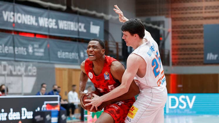 Deutschland, Wuerzburg, s.Oliver Arena, 20.12.2020, emspor, emonline, despor, deonline, s.Oliver Wuerzburg vs. SYNTAINICS MBC, Basketball, BBL Bild: v. li. Justin Sears (s.Oliver Wuerzburg) und AJ Brodeur (MBC) Copyright: HMBxMedia xHeikoxBecker