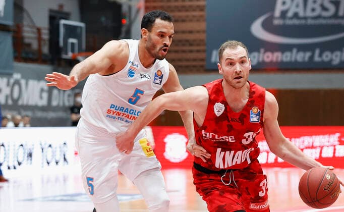 Deutschland, Wuerzburg, s.Oliver Arena, 20.12.2020, emspor, emonline, despor, deonline, s.Oliver Wuerzburg vs. SYNTAINICS MBC, Basketball, BBL Bild: v. li. David Brembly (MBC) und Felix Hoffmann (s.Oliver Wuerzburg) Copyright: HMBxMedia xHeikoxBecker