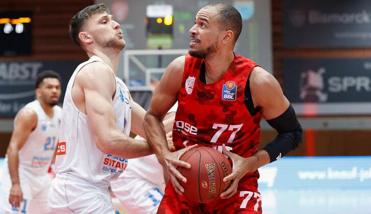 Deutschland, Wuerzburg, s.Oliver Arena, 20.12.2020, emspor, emonline, despor, deonline, s.Oliver Wuerzburg vs. SYNTAINICS MBC, Basketball, BBL Bild: v. li. Michal Michalak (MBC) und Alex King (s.Oliver Wuerzburg) Copyright: HMBxMedia xHeikoxBecker