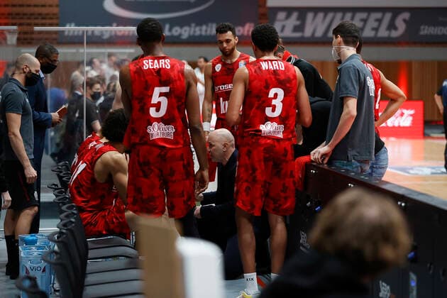 Deutschland, Wuerzburg, s.Oliver Arena, 20.12.2020, emspor, emonline, despor, deonline, s.Oliver Wuerzburg vs. SYNTAINICS MBC, Basketball, BBL Bild: v. li. Auszeit mit Headcoach Denis Wucherer (s.Oliver Wuerzburg) Copyright: HMBxMedia xHeikoxBecker