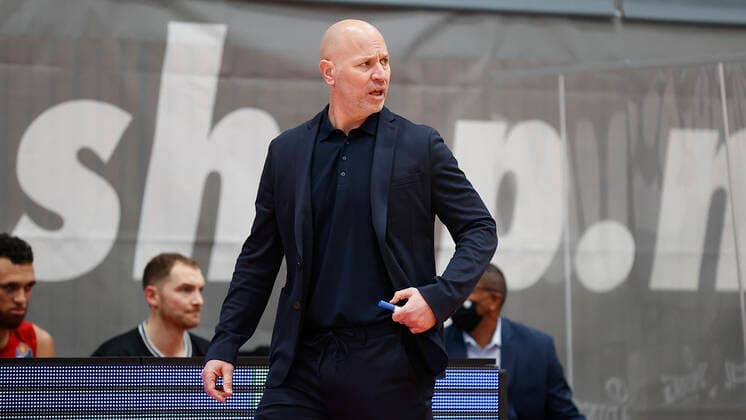 Deutschland, Wuerzburg, s.Oliver Arena, 20.12.2020, emspor, emonline, despor, deonline, s.Oliver Wuerzburg vs. SYNTAINICS MBC, Basketball, BBL Bild: v. li. Headcoach Denis Wucherer (s.Oliver Wuerzburg) Copyright: HMBxMedia xHeikoxBecker