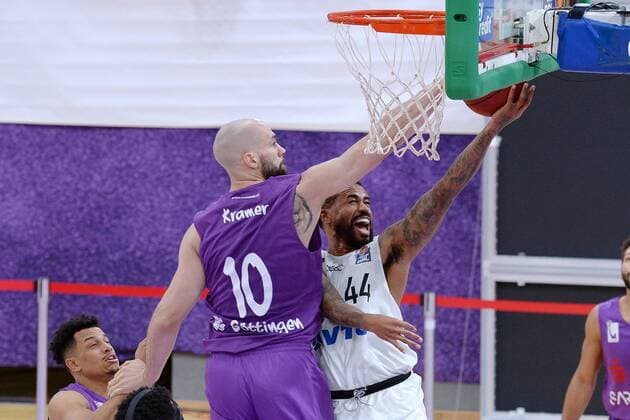 Bryce Taylor (Hamburg Towers) beim Korbleger; Dennis Kramer (BG Goettingen) (L), GER, Basketball, Bundesliga, BBL, BG Goettingen - Hamburg Towers, 20.12.2020, Basketball, Bundesliga, BBL, BG Goettingen -Hamburg Towers, 20.12.2020 Goettingen Copyright: xSippel xEibner-Pressefotox EP_rsl