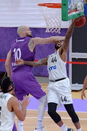 Bryce Taylor (Hamburg Towers) beim Korbleger; Dennis Kramer (BG Goettingen) (L), GER, Basketball, Bundesliga, BBL, BG Goettingen - Hamburg Towers, 20.12.2020, Basketball, Bundesliga, BBL, BG Goettingen -Hamburg Towers, 20.12.2020 Goettingen Copyright: xSippel xEibner-Pressefotox EP_rsl