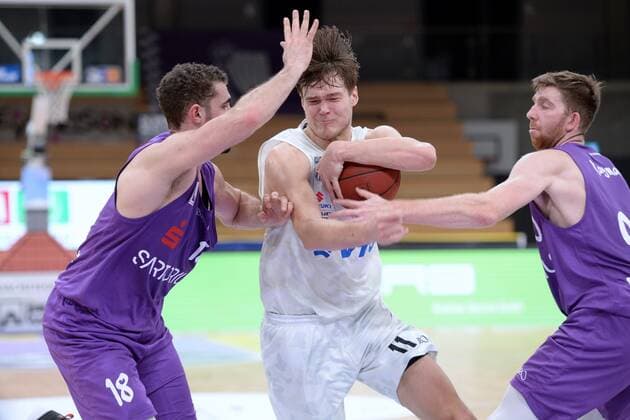 Maik Kotsar (Hamburg Towers) (am Ball), Harper Kamp (BG Goettingen) (L), Will Rayman (BG Goettingen) (R), GER, Basketball, Bundesliga, BBL, BG Goettingen - Hamburg Towers, 20.12.2020, Basketball, Bundesliga, BBL, BG Goettingen -Hamburg Towers, 20.12.2020 Goettingen Copyright: xSippel xEibner-Pressefotox EP_rsl