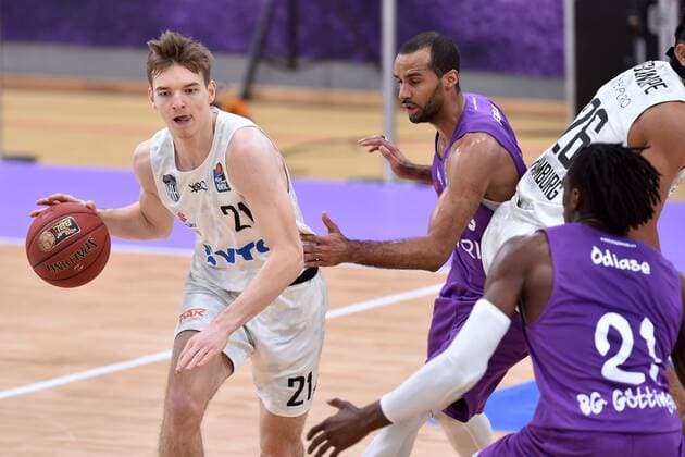 Justus Hollatz (Hamburg Towers) (am Ball), Akeem Vargas (BG Goettingen) (hinten), GER, Basketball, Bundesliga, BBL, BG Goettingen - Hamburg Towers, 20.12.2020, Basketball, Bundesliga, BBL, BG Goettingen -Hamburg Towers, 20.12.2020 Goettingen Copyright: xSippel xEibner-Pressefotox EP_rsl