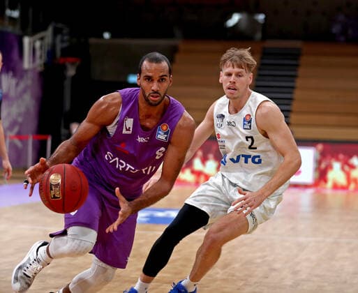 GSD zje123 Basketball Bundesliga BG Göttingen - Hamnurg Towers Göttingens Akeem Vargas (am Ball) gegen Hamburgs Jordan Swing