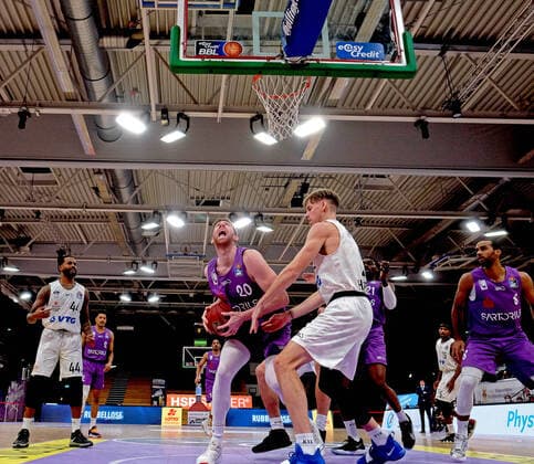 GSD zje123 Basketball Bundesliga BG Göttingen - Hamnurg Towers Göttingens Will Raymann (am Ball) gegen Hamburgs Jordan Swing