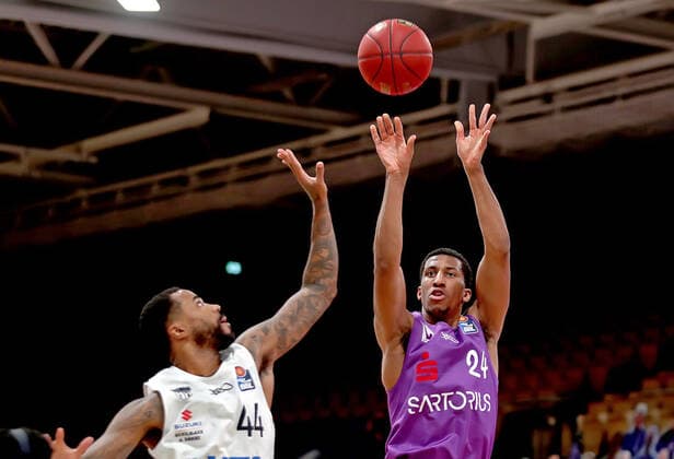 GSD zje123 Basketball Bundesliga BG Göttingen - Hamnurg Towers Göttingens Aubrey Dawkins (am Ball) gegen Hamburgs Bryce Taylor