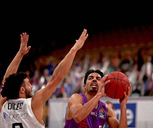 GSD zje123 Basketball Bundesliga BG Göttingen - Hamnurg Towers Göttingens Jorge Gutierrez (am Ball) gegen Hamburgs Maximilian Dileo
