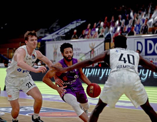 GSD zje123 Basketball Bundesliga BG Göttingen - Hamnurg Towers Göttingens Galen Robinsen jr (am Ball) gegen Hamburgs Maik Kotsar (links) und Zak Cuthbertson