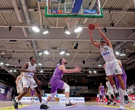GSD zje123 Basketball Bundesliga BG Göttingen - Hamnurg Towers Hamburgs Marvin Ogunsipe (am Ball) gegen Göttingens Harper Kamp