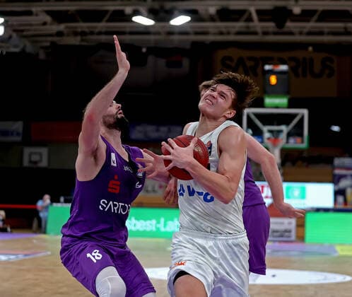GSD zje123 Basketball Bundesliga BG Göttingen - Hamnurg Towers Hamburgs Maik Kotsar (am Ball) gegen Göttingens Harper Kamp