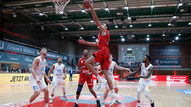 Deutschland, Wuerzburg, s.Oliver Arena, 20.12.2020, emspor, emonline, despor, deonline, s.Oliver Wuerzburg vs. SYNTAINICS MBC, Basketball, BBL Bild: v. li. Tyson Ward (s.Oliver Wuerzburg) mit einem Korbleger Copyright: HMBxMedia xHeikoxBecker