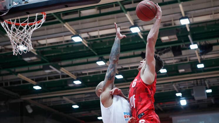 Deutschland, Wuerzburg, s.Oliver Arena, 20.12.2020, emspor, emonline, despor, deonline, s.Oliver Wuerzburg vs. SYNTAINICS MBC, Basketball, BBL Bild: v. li. Sergio Kerusch (MBC) und Joshua Obiesie (s.Oliver Wuerzburg) Copyright: HMBxMedia xHeikoxBecker