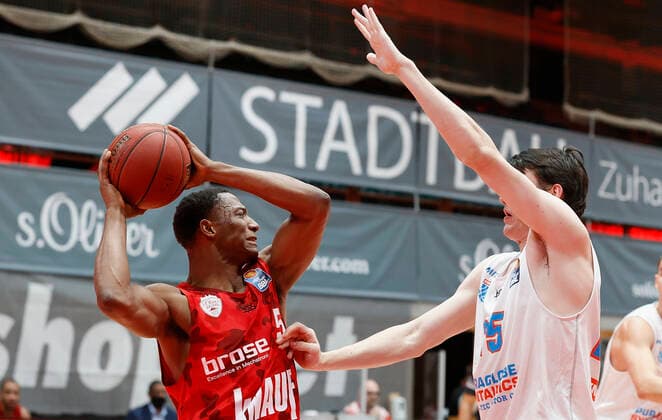 Deutschland, Wuerzburg, s.Oliver Arena, 20.12.2020, emspor, emonline, despor, deonline, s.Oliver Wuerzburg vs. SYNTAINICS MBC, Basketball, BBL Bild: v. li. Justin Sears (s.Oliver Wuerzburg) und AJ Brodeur (MBC) Copyright: HMBxMedia xHeikoxBecker