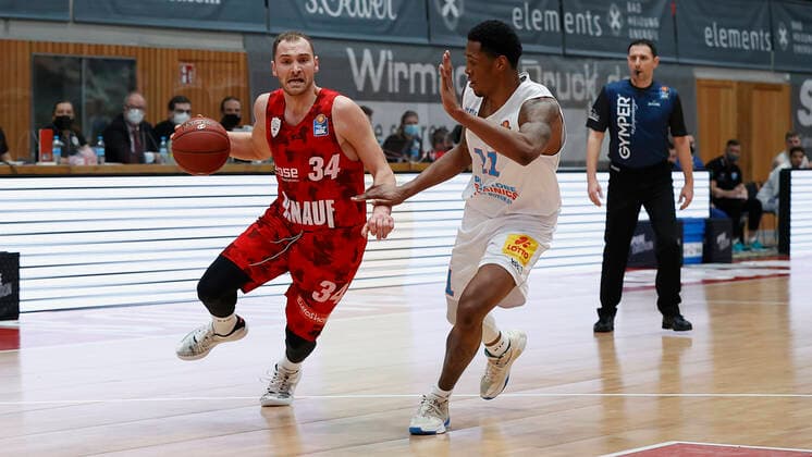Deutschland, Wuerzburg, s.Oliver Arena, 20.12.2020, emspor, emonline, despor, deonline, s.Oliver Wuerzburg vs. SYNTAINICS MBC, Basketball, BBL Bild: v. li. Felix Hoffmann (s.Oliver Wuerzburg) und Kyndahl Hill (MBC) Copyright: HMBxMedia xHeikoxBecker
