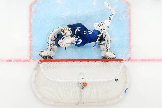 Bilder des Jahres 2020, Sport 12 Dezember MOSCOW, RUSSIA - DECEMBER 20, 2020: Finland s Juho Olkinuora concedes a goal in their 2020 21 Euro Hockey Tour Channel One Cup Ice hockey, Eishockey match against Russia at CSKA Arena; Russia won 5-1. Sergei Savostyanov TASS  TS0F245C