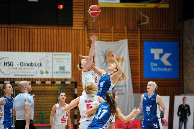 Basketball - DBBL - 08. Spieltag GiroLive Panthers Osnabrück - SNP BasCats USC Heidelberg am 20.12.2020 in der OSC Halle in Osnabrück Samantha Führing (Osnabrück) beim Hochball