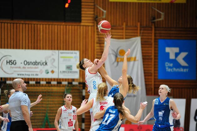 Basketball - DBBL - 08. Spieltag GiroLive Panthers Osnabrück - SNP BasCats USC Heidelberg am 20.12.2020 in der OSC Halle in Osnabrück Samantha Führing (Osnabrück) beim Hochball