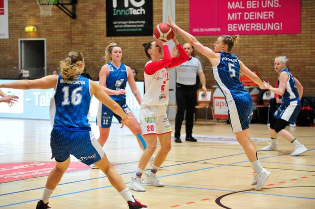 Basketball - DBBL - 08. Spieltag GiroLive Panthers Osnabrück - SNP BasCats USC Heidelberg am 20.12.2020 in der OSC Halle in Osnabrück Kata Takacs (Osnabrück) im Zweikampf mit Franziska Worthmann (Heidelberg)