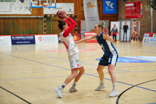 Basketball - DBBL - 08. Spieltag GiroLive Panthers Osnabrück - SNP BasCats USC Heidelberg am 20.12.2020 in der OSC Halle in Osnabrück Kata Takacs (Osnabrück) im Zweikampf mit Franziska Worthmann (Heidelberg)