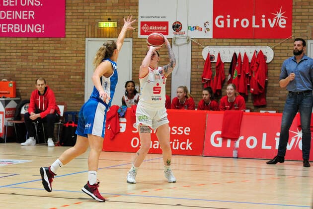 Basketball - DBBL - 08. Spieltag GiroLive Panthers Osnabrück - SNP BasCats USC Heidelberg am 20.12.2020 in der OSC Halle in Osnabrück Samantha Führing (Osnabrück) im Zweikampf mit Alica Moravikova (Heidelberg)