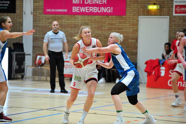 Basketball - DBBL - 08. Spieltag GiroLive Panthers Osnabrück - SNP BasCats USC Heidelberg am 20.12.2020 in der OSC Halle in Osnabrück Tonia Dölle (Osnabrück) im Zweikampf mit Ieva Bagdanaviciene (Heidelberg)