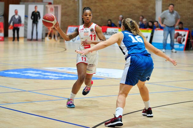 Basketball - DBBL - 08. Spieltag GiroLive Panthers Osnabrück - SNP BasCats USC Heidelberg am 20.12.2020 in der OSC Halle in Osnabrück Allazia Blockton (Osnabrück) im Zweikampf mit Alica Moravikova (Heidelberg)