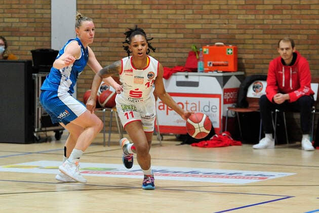 Basketball - DBBL - 08. Spieltag GiroLive Panthers Osnabrück - SNP BasCats USC Heidelberg am 20.12.2020 in der OSC Halle in Osnabrück Allazia Blockton (Osnabrück) im Zweikampf mit Ieva Bagdanaviciene (Heidelberg)