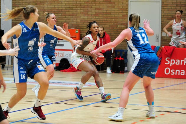 Basketball - DBBL - 08. Spieltag GiroLive Panthers Osnabrück - SNP BasCats USC Heidelberg am 20.12.2020 in der OSC Halle in Osnabrück Allazia Blockton (Osnabrück) im Zweikampf mit Ieva Bagdanaviciene (Heidelberg)