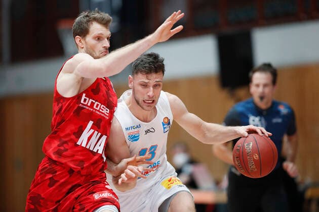 Deutschland, Wuerzburg, s.Oliver Arena, 20.12.2020, emspor, emonline, despor, deonline, s.Oliver Wuerzburg vs. SYNTAINICS MBC, Basketball, BBL Bild: v. li. Florian Koch (s.Oliver Wuerzburg) und Michal Michalak (MBC) Copyright: HMBxMedia xHeikoxBecker