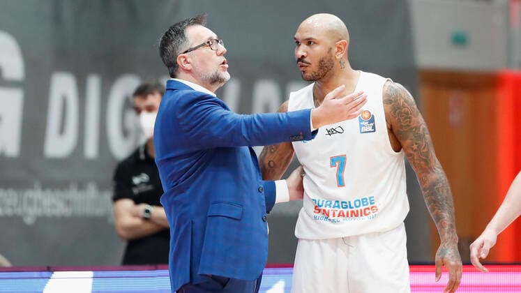 Deutschland, Wuerzburg, s.Oliver Arena, 20.12.2020, emspor, emonline, despor, deonline, s.Oliver Wuerzburg vs. SYNTAINICS MBC, Basketball, BBL Bild: v. li. Head Coach Silvano Poropat (MBC) und Sergio Kerusch (MBC) Copyright: HMBxMedia xHeikoxBecker