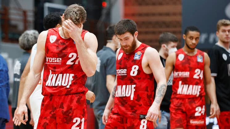 Deutschland, Wuerzburg, s.Oliver Arena, 20.12.2020, emspor, emonline, despor, deonline, s.Oliver Wuerzburg vs. SYNTAINICS MBC, Basketball, BBL Bild: v. li. Enttaeuschung ueber die Niederlage bei Florian Koch (s.Oliver Wuerzburg), Tayler Persons (s.Oliver Wuerzburg) und Cameron Hunt (s.Oliver Wuerzburg) Copyright: HMBxMedia xHeikoxBecker