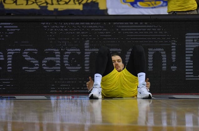 GER, Basketball, EWE Baskets Oldenburg vs FC Bayern München 20.12.2020, EWE Arena, Oldenburg, GER, easy Credit-BBL, EWE Baskets Oldenburg vs FC Bayern München, im Bild durch die Beine den Gegner beobachten Rasid MAHALBASIC (EWE Baskets Oldenburg 24 )