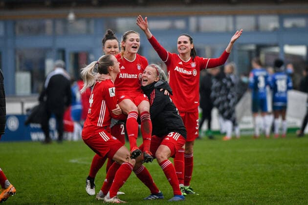 Bilder des Jahres 2020, Sport 12 Dezember Carina Wenninger (FC Bayern Muenchen) feiert mit Hanna Glas (FC Bayern Muenchen), Amanda Ilestedt (FC Bayern Muenchen), Sarah Zadrazil (FC Bayern Muenchen) ihr 200. Bundesligaspiel, GER, SC Sand vs. FC Bayern Muenchen, 12. Spieltag Flyeralarm Fussball Frauen Bundesliga, Spielzeit 2020 2021. GER, SC Sand vs. FC Bayern Muenchen, 12. Spieltag Flyeralarm Fussball Frauen Bundesliga, Spielzeit 2020 2021. Willstaett *** Carina Wenninger FC Bayern Muenchen celebrates with Hanna Glas FC Bayern Muenchen , Amanda Ilestedt FC Bayern Muenchen , Sarah Zadrazil FC Bayern Muenchen her 200 Bundesliga match, GER, SC Sand vs FC Bayern Muenchen, matchday 12 Flyeralarm Fussball Frauen Bundesliga, season 2020 2021 GER, SC Sand vs FC Bayern Muenchen, matchday 12 Flyeralarm Fussball Frauen Bundesliga, season 2020 2021 Willstaett Copyright: xMemmlerx Eibner-Pressefotox EP_mmr