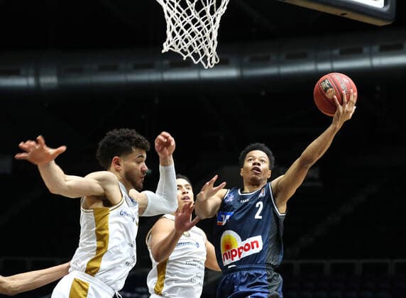 Löwen Braunschweig vs. Crailsheim, BBL Braunschweig, 20.12.2020, BASKETBALL - easyCredit BBL Basketball Bundesliga, Löwen Braunschweig vs. HAKRO Merlins Crailsheim, Saison 2020 21. Garai Zeeb (Löwen Braunschweig). Trae Bell-Haynes (HAKRO Merlins Crailsheim) Braunschweig