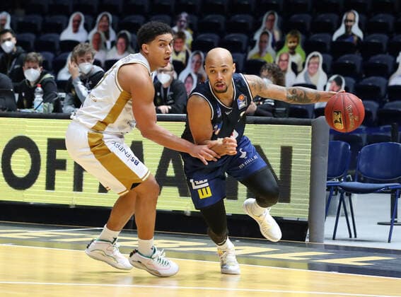 Löwen Braunschweig vs. Crailsheim, BBL Braunschweig, 20.12.2020, BASKETBALL - easyCredit BBL Basketball Bundesliga, Löwen Braunschweig vs. HAKRO Merlins Crailsheim, Saison 2020 21. James Robinson (Löwen Braunschweig) , Maurice Stuckey (HAKRO Merlins Crailsheim) Braunschweig