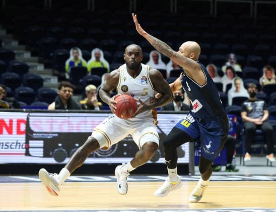 Löwen Braunschweig vs. Crailsheim, BBL Braunschweig, 20.12.2020, BASKETBALL - easyCredit BBL Basketball Bundesliga, Löwen Braunschweig vs. HAKRO Merlins Crailsheim, Saison 2020 21. Bryon Allen (Löwen Braunschweig) , Maurice Stuckey (HAKRO Merlins Crailsheim) Braunschweig