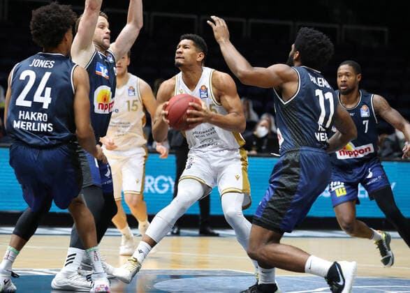 Löwen Braunschweig vs. Crailsheim, BBL Braunschweig, 20.12.2020, BASKETBALL - easyCredit BBL Basketball Bundesliga, Löwen Braunschweig vs. HAKRO Merlins Crailsheim, Saison 2020 21. Jeremy Jones (HAKRO Merlins Crailsheim), Tim Coleman (HAKRO Merlins Crailsheim), Fabian Bleck (HAKRO Merlins Crailsheim), Karim Jallow (Löwen Braunschweig) Braunschweig