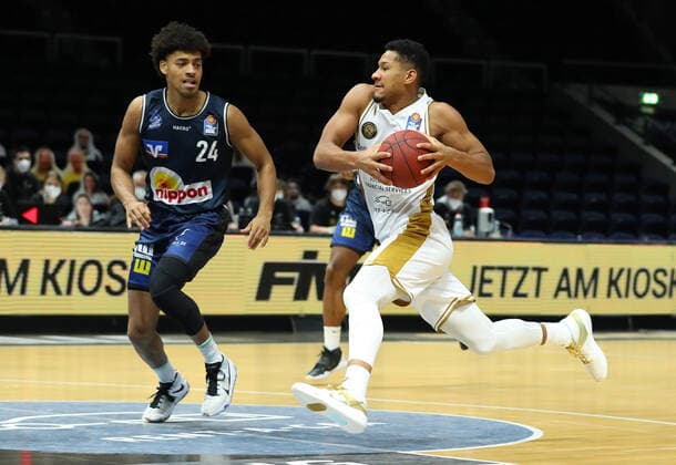 Löwen Braunschweig vs. Crailsheim, BBL Braunschweig, 20.12.2020, BASKETBALL - easyCredit BBL Basketball Bundesliga, Löwen Braunschweig vs. HAKRO Merlins Crailsheim, Saison 2020 21. Jeremy Jones (HAKRO Merlins Crailsheim), Karim Jallow (Löwen Braunschweig) Braunschweig