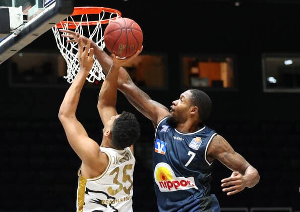 Löwen Braunschweig vs. Crailsheim, BBL Braunschweig, 20.12.2020, BASKETBALL - easyCredit BBL Basketball Bundesliga, Löwen Braunschweig vs. HAKRO Merlins Crailsheim, Saison 2020 21. Karim Jallow (Löwen Braunschweig) , Haywood Highsmith (HAKRO Merlins Crailsheim) Braunschweig