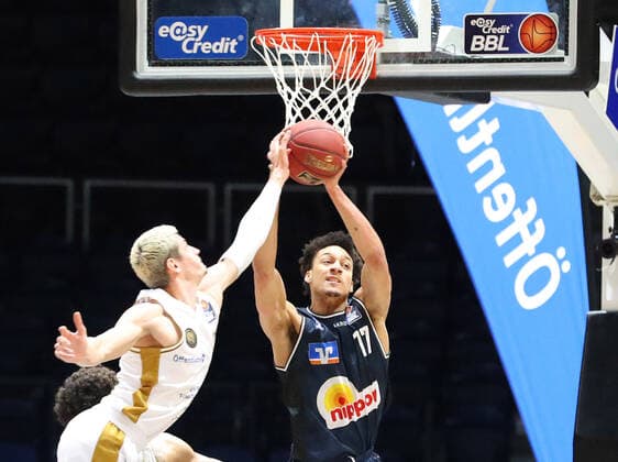Löwen Braunschweig vs. Crailsheim, BBL Braunschweig, 20.12.2020, BASKETBALL - easyCredit BBL Basketball Bundesliga, Löwen Braunschweig vs. HAKRO Merlins Crailsheim, Saison 2020 21. Lukas Wank (Löwen Braunschweig) , Jamuni McNeace (HAKRO Merlins Crailsheim) Braunschweig